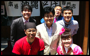 波乱万笑の撮影後に店舗前で記念撮影!